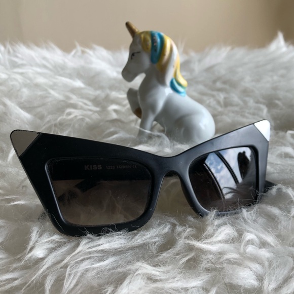 SOLD Extreme Cat Eye Sunnies - Picture 3 of 10